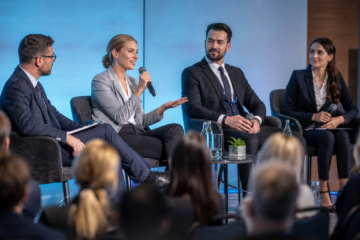 Profesjonalny panel dyskusyjny z eleganckimi ekspertami na scenie — Jak przygotować atrakcyjny program sympozjum, aby uczestnicy zostali do końca